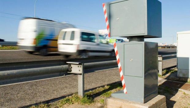 Primero viene el radar fijo, tras pasarlo el conductor se relaja