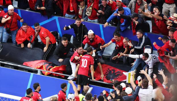 Los hinchas de Albania celebrando un gol con el jugador