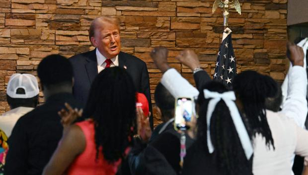 Donald Trump en una mesa redonda comunitaria en la Iglesia 180 en Detroit, Michigan