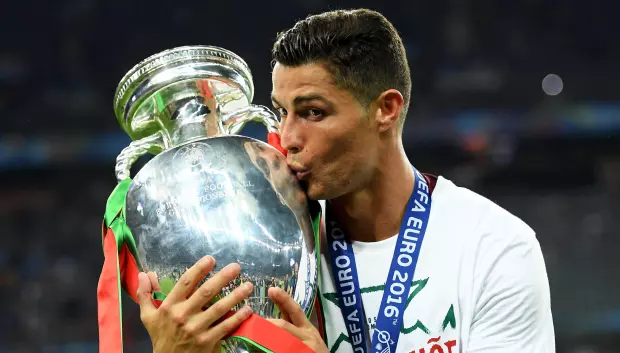 Cristiano posa con el trofeo de la Euro 2016 conquistada con Portugal