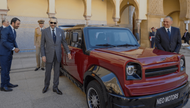 El rey Mohamed VI durante la presentación del coche