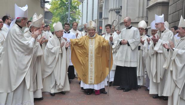 El nuncio Bernardito Auza, rodeado de los obispos catalanes concelebrantes