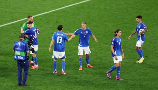 Los jugadores de Italia festejan la victoria lograda en su debut