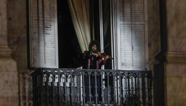 El violinista Ara Malikian actuó desde un balcón del Palacio Real