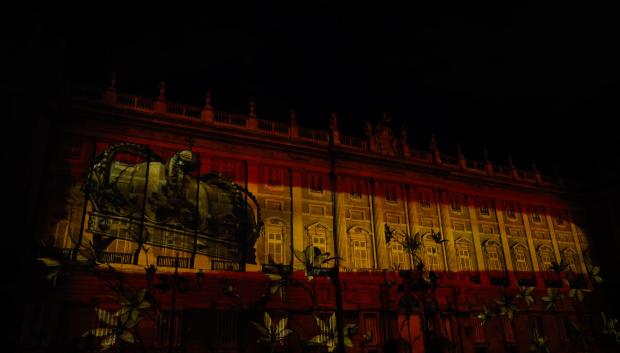 Imagen de una proyección del videomapping en la fachada de la Puerta del Príncipe del Palacio Real