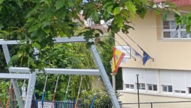 Bandera de España mal colocada en un colegio de Nigrán (Vigo)