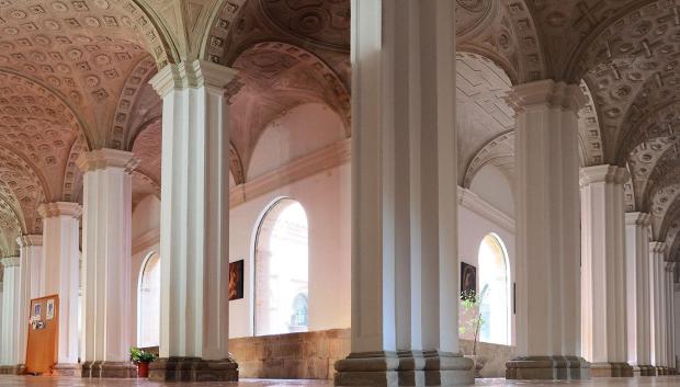 El claustro presenta una abundante decoración de gusto renacentista