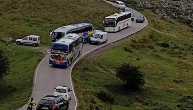 Esta es la realidad de la carretera de Lagos cuando se cruzan dos coches