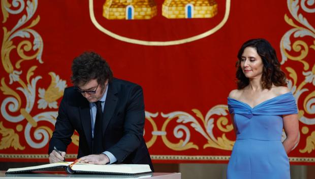 El presidente de Argentina, Javier Milei, escribe en el libro de honor