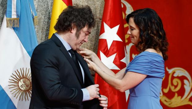 La presidenta de la Comunidad de Madrid, Isabel Díaz Ayuso, en el momento en que hace entrega de la Medalla Internacional de la Comunidad de Madrid