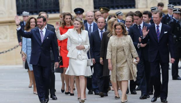 El Gran Duque Enrique de Luxemburgo junto a su esposa, su hijo Guillermo y la mujer de este