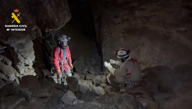 Imágenes del interior de la cueva donde se encontraban los dos espeleólogos