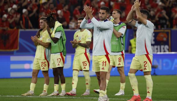 Los jugadores de la selección española a la finalización del encuentro correspondiente a la fase de grupos de la Eurocopa 2024 disputado entre las selecciones de España y Albania en Düsseldorf (Alemania), este lunes. EFE/ Alberto Estévez