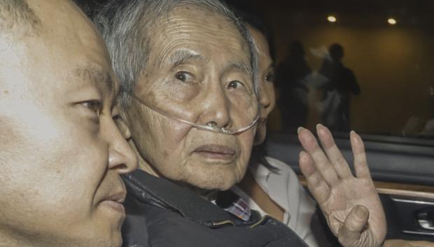 (FILES) Former Peru's President (1990-2000) Alberto Fujimori sits between his children Kenji (L) and Keiko upon his release from the Barbadillo prison in the eastern outskirts of Lima, on December 6, 2023. Former Peruvian president Alberto Fujimori, 85, is hospitalized in intensive care after suffering a hip fracture in a domestic accident, his family announced on June 26, 2024. (Photo by Renato PAJUELO / AFP)