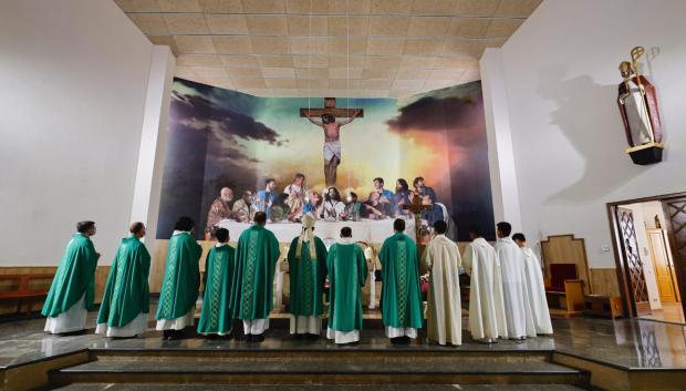 Misa en Sant Oleguer en 2022, frente al nuevo retablo