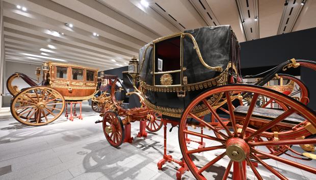 En movimiento. Vehículos y carruajes de Patrimonio Nacional es el título de la nueva exposición de la Galería de Colecciones Reales que permite conocer la colección de vehículos vinculados a la Monarquía y que se encuentra en el origen de la Galería. La colección de carruajes, automóviles y sillas de manos empleados a lo largo de la historia por los monarcas españoles es una de las más grandes y de mayor valor de Europa.