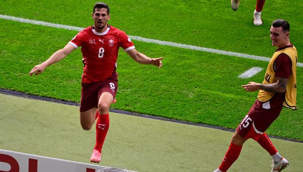 Remo Freuler celebra el primer gol de Suiza