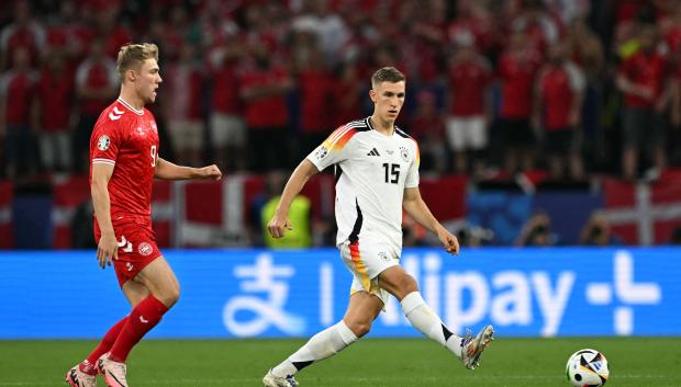 Germany's defender #15 Nico Schlotterbeck (R) pases the ball flanked by Denmark's forward #09 Rasmus Hojlund during the UEFA Euro 2024 round of 16 football match between Germany and Denmark at the BVB Stadion Dortmund in Dortmund on June 29, 2024. (Photo by OZAN KOSE / AFP)