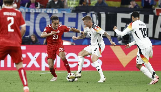 Toni Kroos pelea el balón con los futbolistas daneses