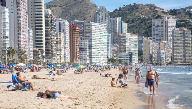 Turistas toman el sol en una de las playas de Benidorm