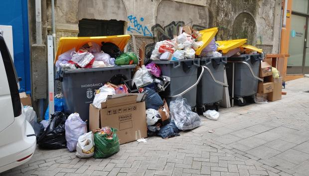 Basura acumulada en unos contenedores de La Coruña