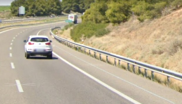 Línea azul al borde derecho de la carretera