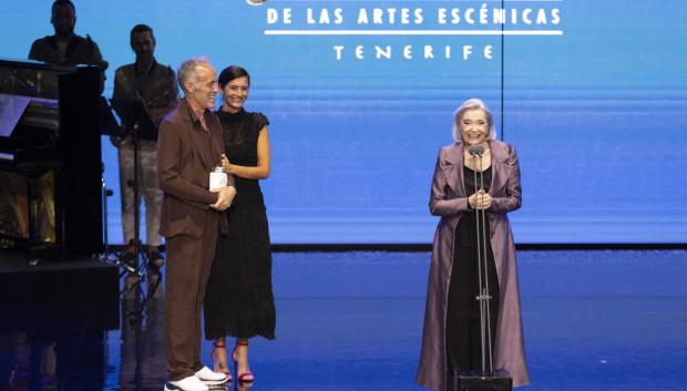-La actriz Nuria Espert ha recogido este lunes emocionada el premio Max de Honor en la gala que se ha celebrado en el Auditorio Adán Martín de Tenerife