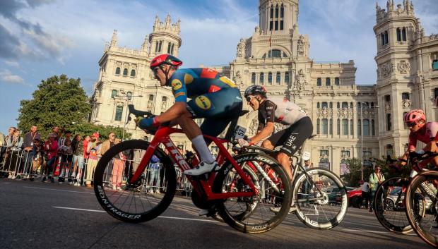 El pelotón de ciclistas durante la 21 etapa de la Vuelta ciclista a España 2023