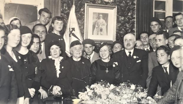 Visita al Círculo Tradicionalista de Murcia, flanqueada por sus padres, julio 1935