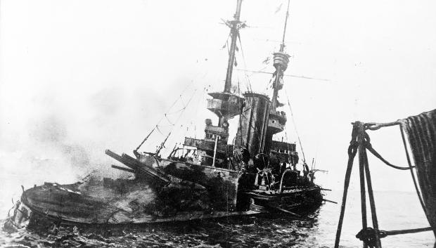 Momentos finales del HMS Irresistible frente a Los Dardanelos el 18 de marzo de 1915. Imagen tomada desde el buque HMS Lord Nelson