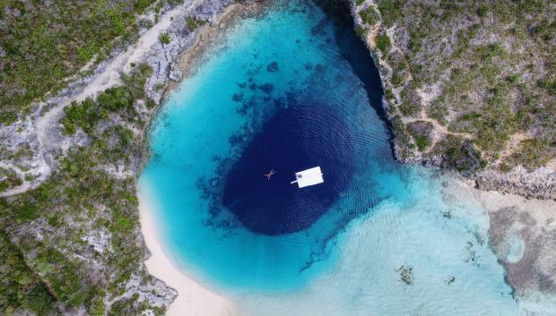 Agujero azul de Dean, en Bahamas, con unos 200 metros de profundidad