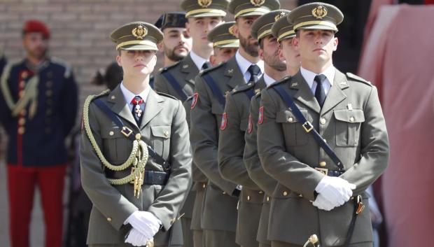 La princesa de Asturias, Leonor de Borbón, durante la ceremonia en la que recibe de manos del rey su despacho de alférez