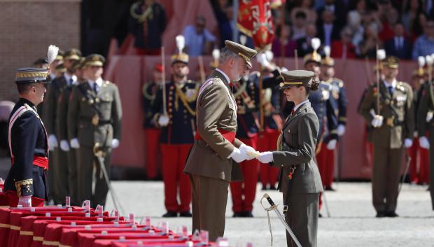 La Princesa recibe el despacho de alférez de manos de su padre en la Academia General Militar de Zaragoza