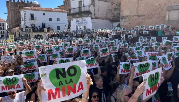 Manifestación de la plataforma 'Salvemos la Montaña' en Cáceres