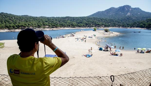 Un socorrista técnico del SUMMA112 observa la playa Virgen de la Nueva del Pantano de San Juan