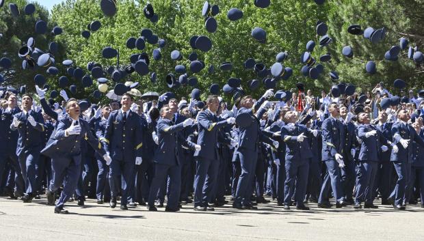 Los suboficiales lanzan sus gorras en la Academia Básica del Aire y del Espacio de la localidad leonesa de La Virgen del Camino