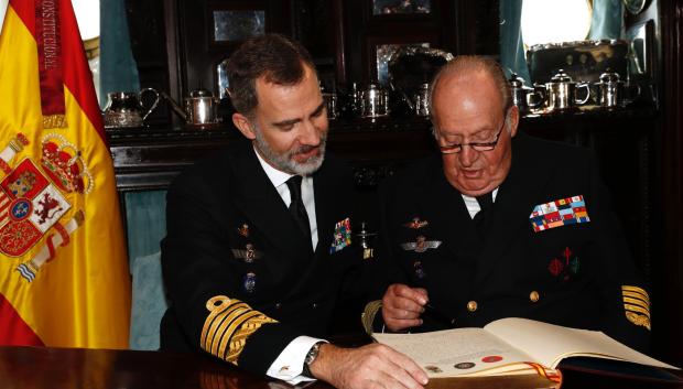 Don Felipe y Don Juan Carlos firman en el libro de honor del buque Juan Sebastián Elcano en 2018