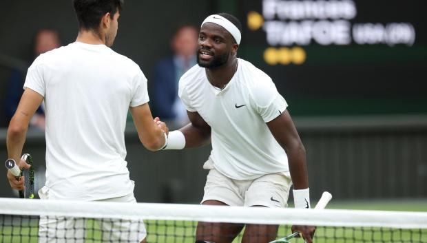 Carlos Alcaraz y Frances Tiafoe en el partido de tercera ronda