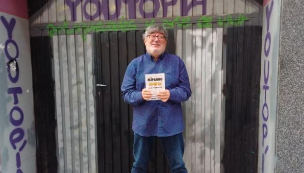 El periodista Sergio Fidalgo posando con su libro, 'Flipando con el procés'