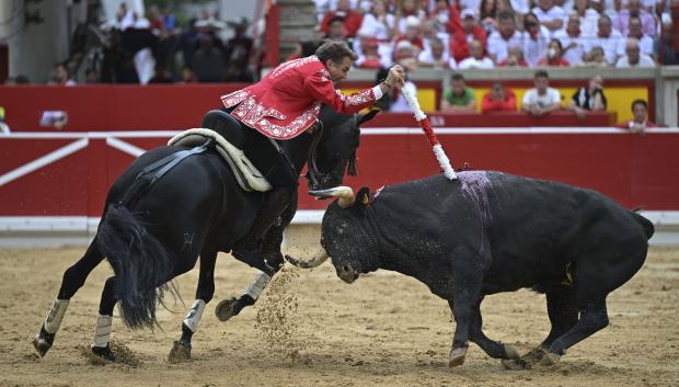 El rejoneador Pablo Hermoso de Mendoza durante la lidia a su segundo toro de la tarde