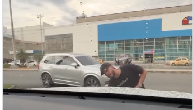 En estos casos alguien desde fuera intenta que bajes del coche para llevárselo