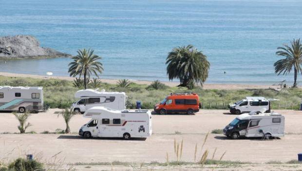 En algunos lugares se quejan de una invasión en primera línea de playa