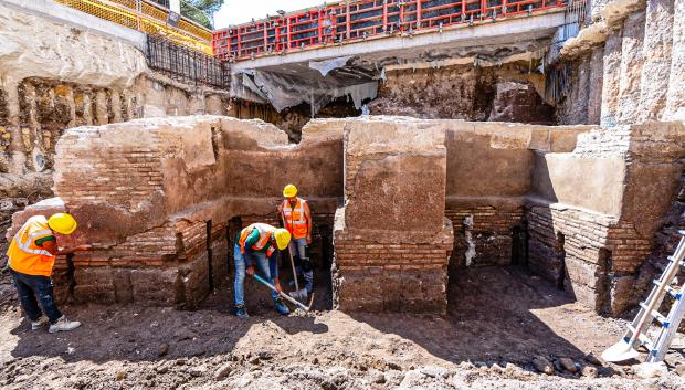 Varios operarios trabajan en la zona en la que se han encontrado restos de un pórtico del emperador romano Calígula junto al Vaticano