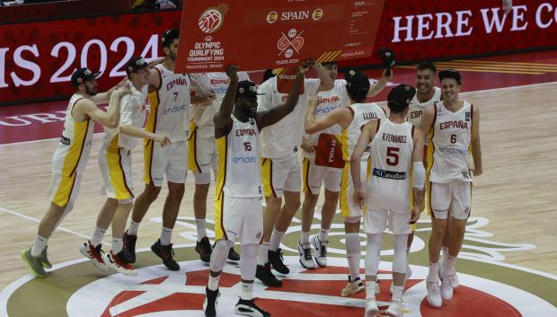 Los jugadores de España celebran su victoria por 86-78 ante Bahamas en la final del preolímpico