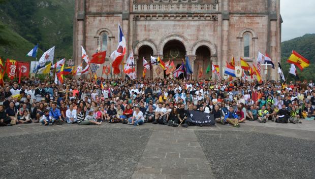 Peregrinación de Nuestra Señora de la Cristiandad frente la basílica de Santa María la Real de Covadonga