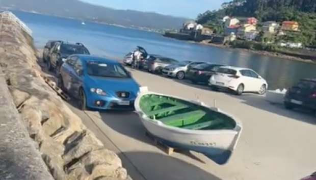 Decenas de coches aparcados con la marea baja
