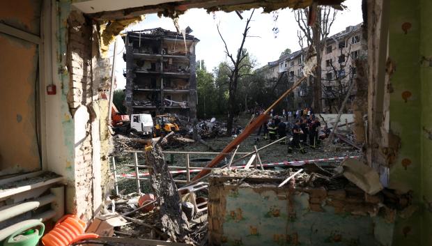 Esta fotografía muestra edificios de apartamentos destruidos desde el interior de una sala de jardín de infantes destruida por un ataque con misiles en Kiev