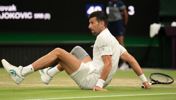 Djokovic cae al suelo en uno de los puntos ante Rune