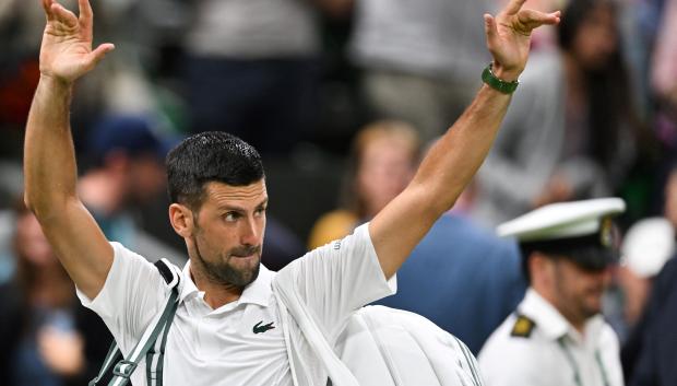 Novak Djokovic saluda a la multitud tras su victoria contra Rune