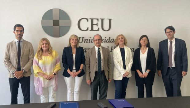 Posado de los firmantes del convenio entre el Gobierno valenciano y el CEU